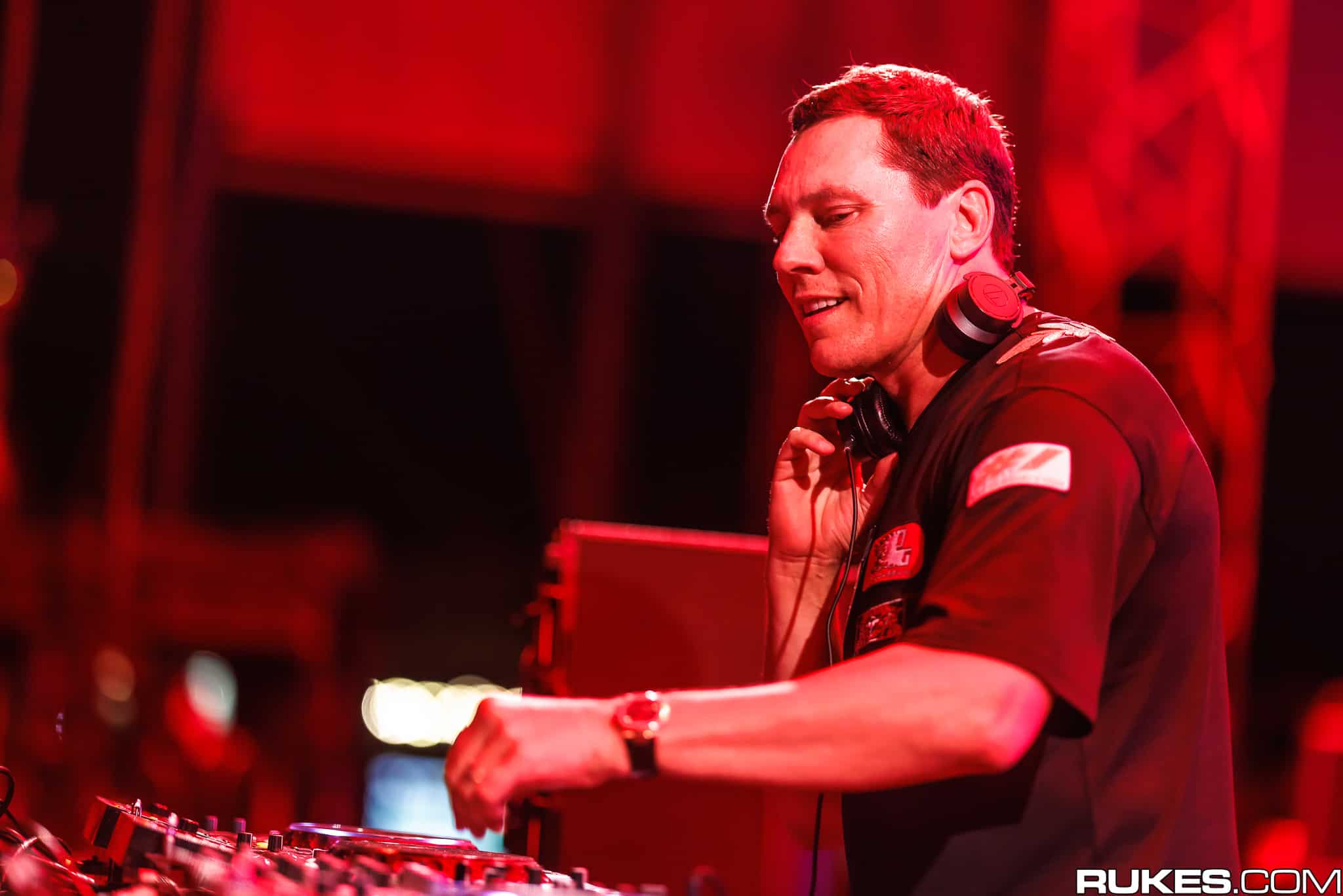 Watch: Tiësto Delivers Stunning Intro to Dreamstate Trance Set