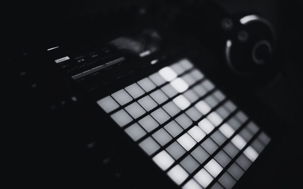 Rhythm shapes how a hook lands in the listener’s mind. Many tracks use a different rhythmic pattern in the hook compared to the verse or chorus. This change helps listeners identify the section immediately. Simplicity remains important because complex patterns require more processing time.