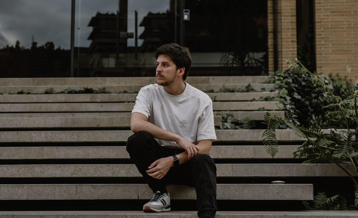 PREMIERE: Deviu Reimagines Nihil Young’s “Automatic”
