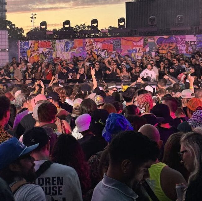 The Best DJ Controllers for Tech House DJs: A Performance Guide